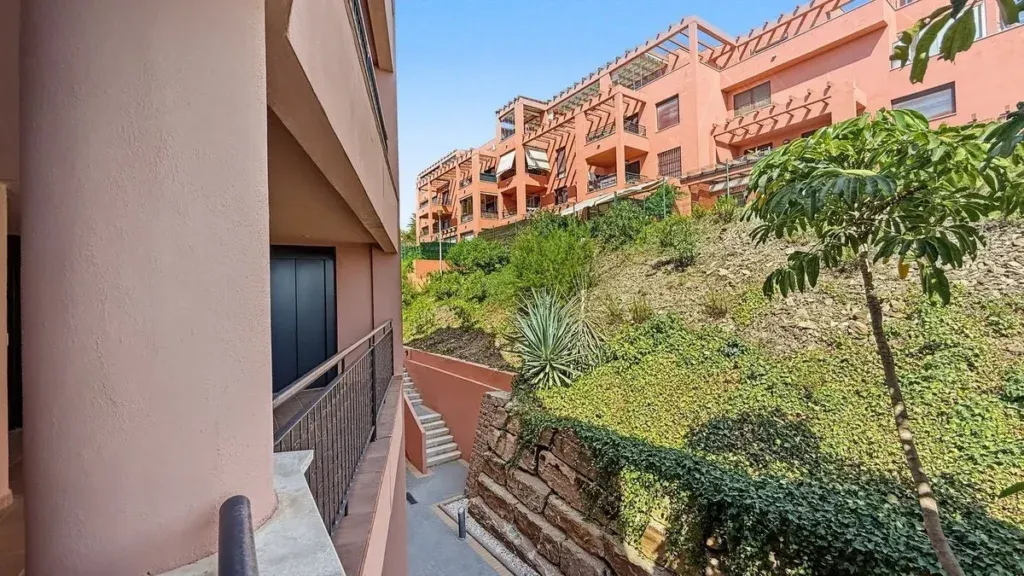 Apartamento de 2 dormitorios con terraza, garaje y piscina en Mijas Costa