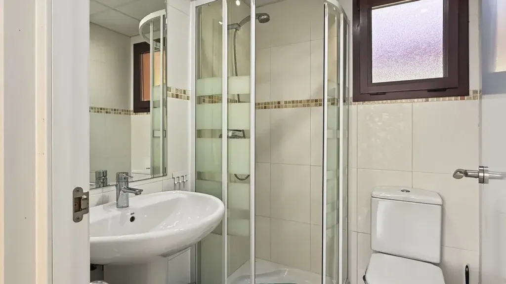 Apartamento de 2 dormitorios con terraza, garaje y piscina en Mijas Costa