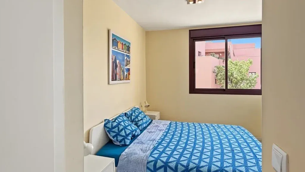 Apartamento de 2 dormitorios con terraza, garaje y piscina en Mijas Costa