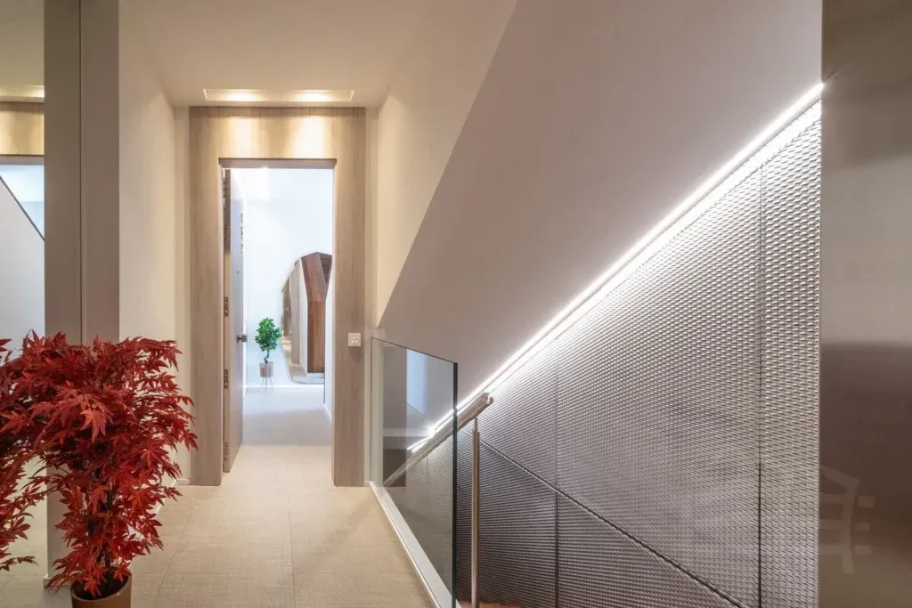 Ático dúplex con solárium de 94 m² junto a la playa en Marbesa, Marbella