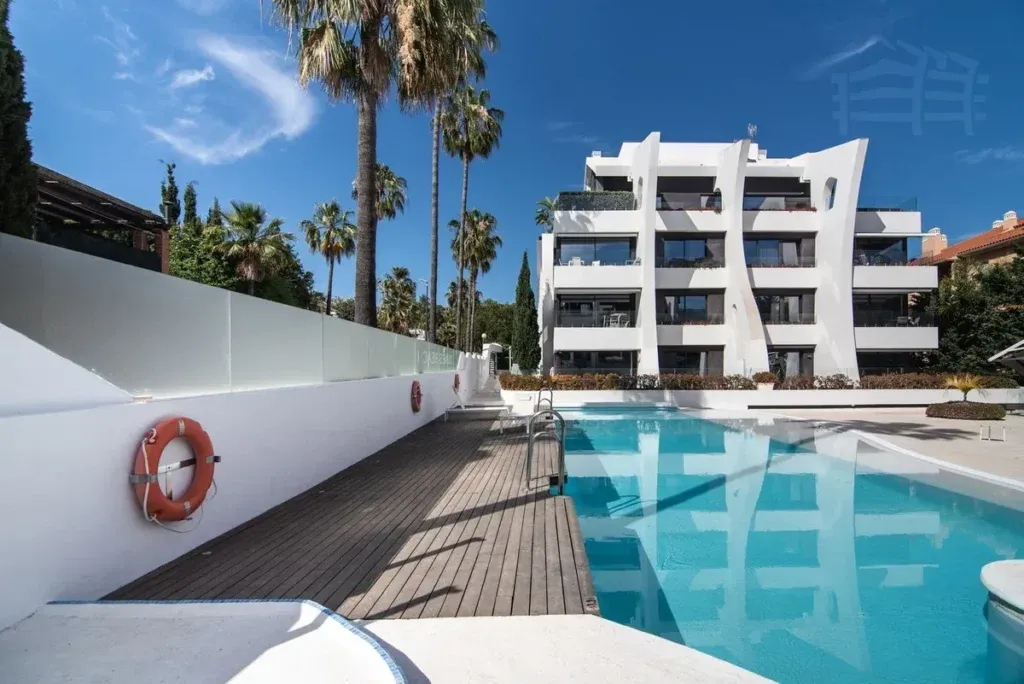 Ático dúplex con solárium de 94 m² junto a la playa en Marbesa, Marbella — Dunes Beach Marbella, Marbesa, Marbella, Málaga. Ref. 5351