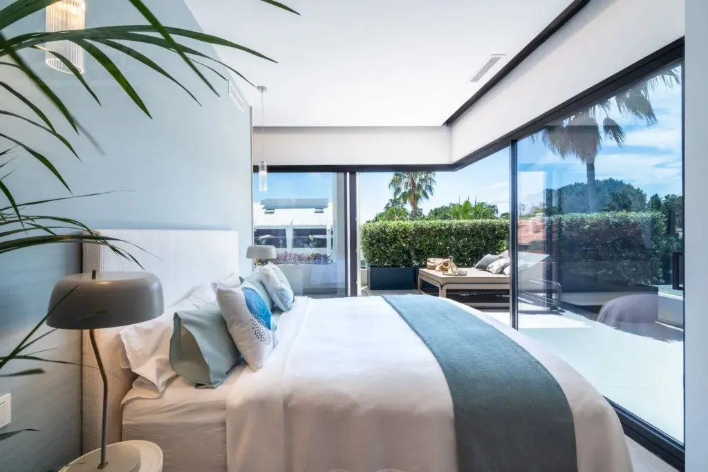 Ático dúplex con solárium de 94 m² junto a la playa en Marbesa, Marbella