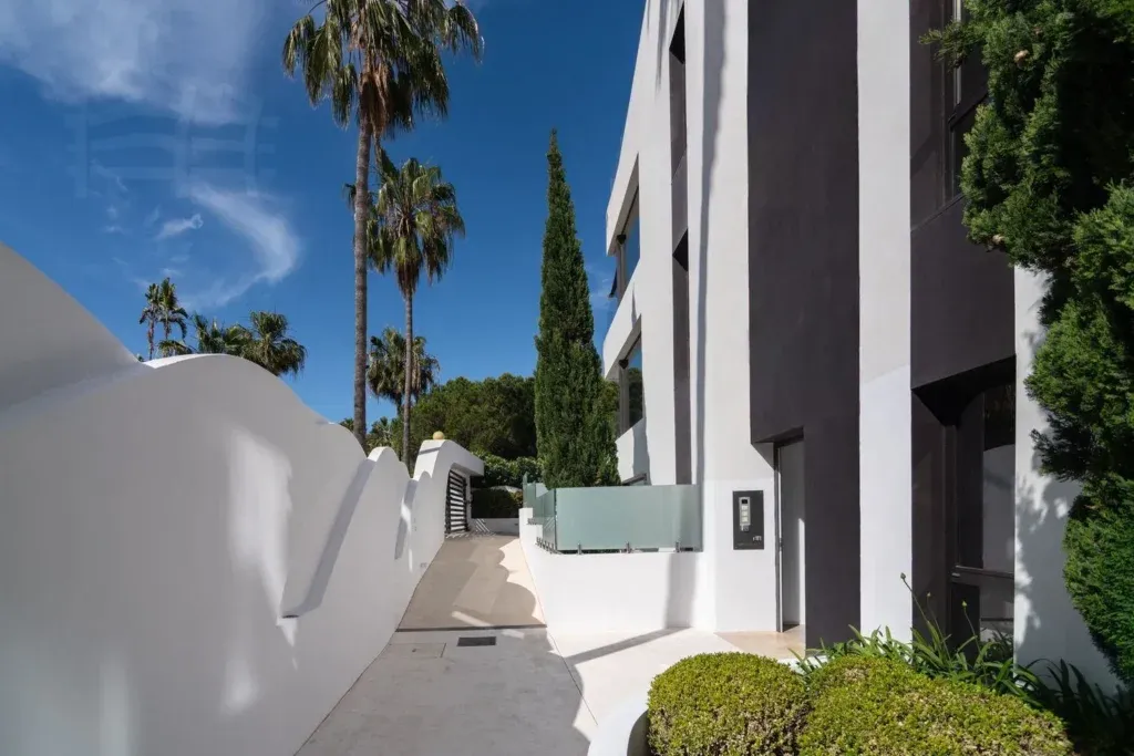Ático dúplex con solárium de 94 m² junto a la playa en Marbesa, Marbella