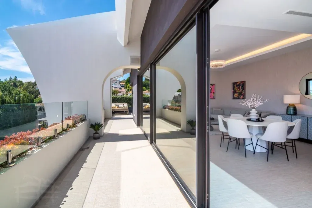 Ático dúplex con solárium de 94 m² junto a la playa en Marbesa, Marbella