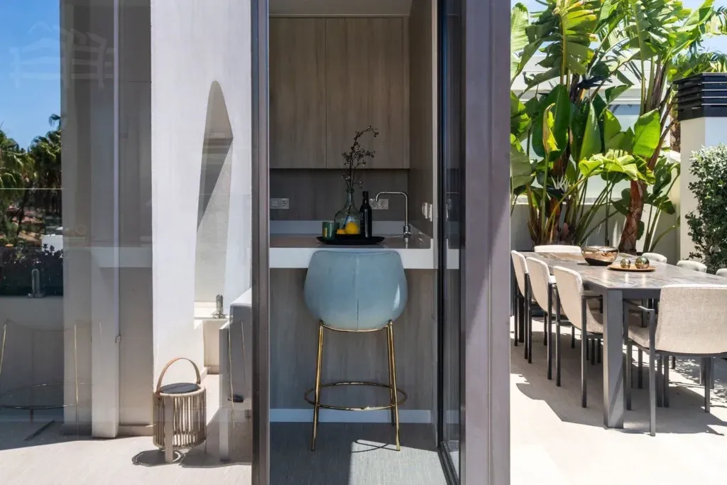 Ático dúplex con solárium de 94 m² junto a la playa en Marbesa, Marbella