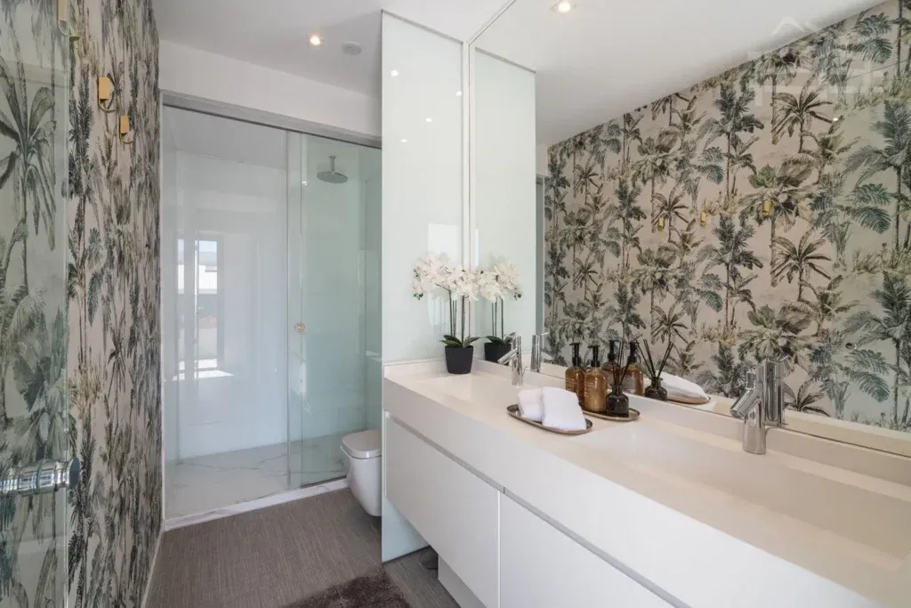 Ático dúplex con solárium de 94 m² junto a la playa en Marbesa, Marbella