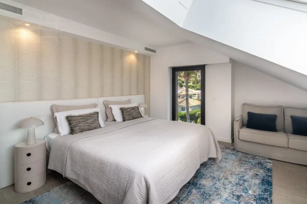 Ático dúplex con solárium de 94 m² junto a la playa en Marbesa, Marbella