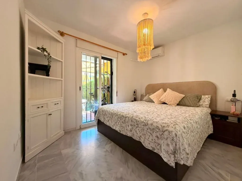 Apartamento con jardín privado, garaje y piscina en Riviera del Sol, Mijas
