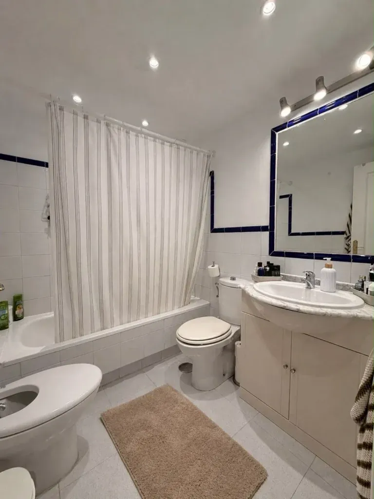 Apartamento con jardín privado, garaje y piscina en Riviera del Sol, Mijas
