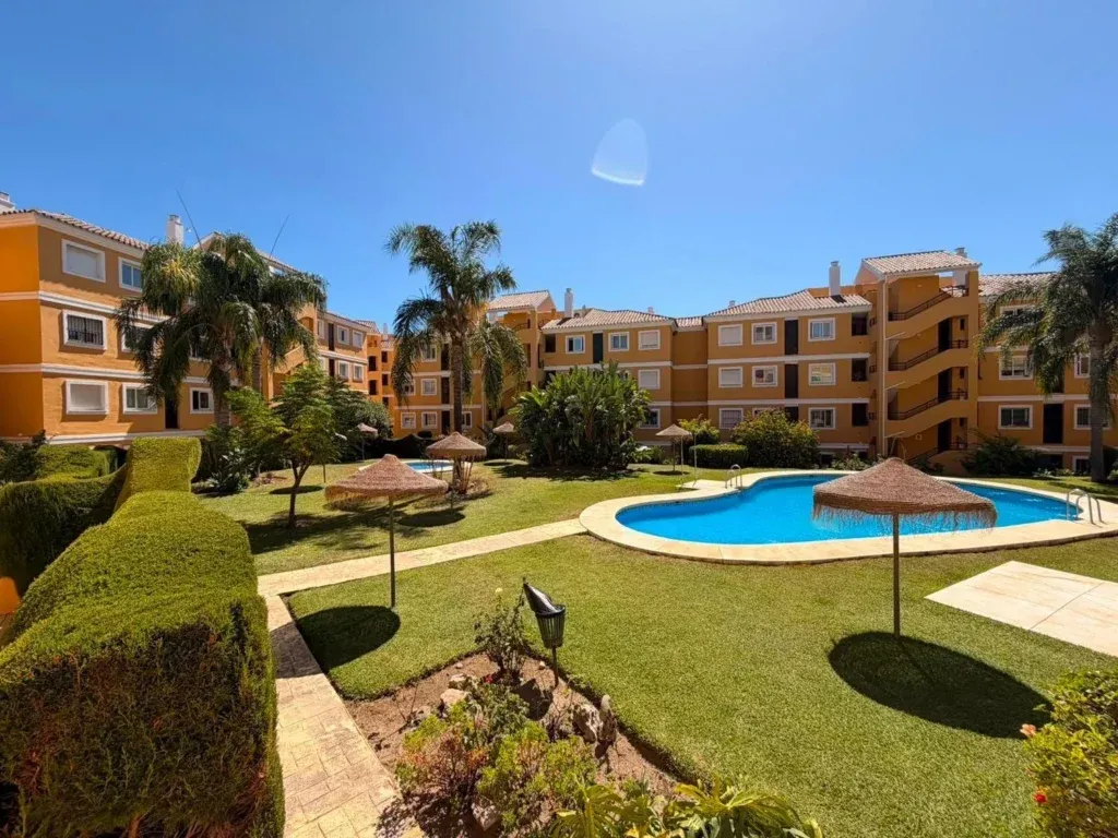 Apartamento con jardín privado, garaje y piscina en Riviera del Sol, Mijas
