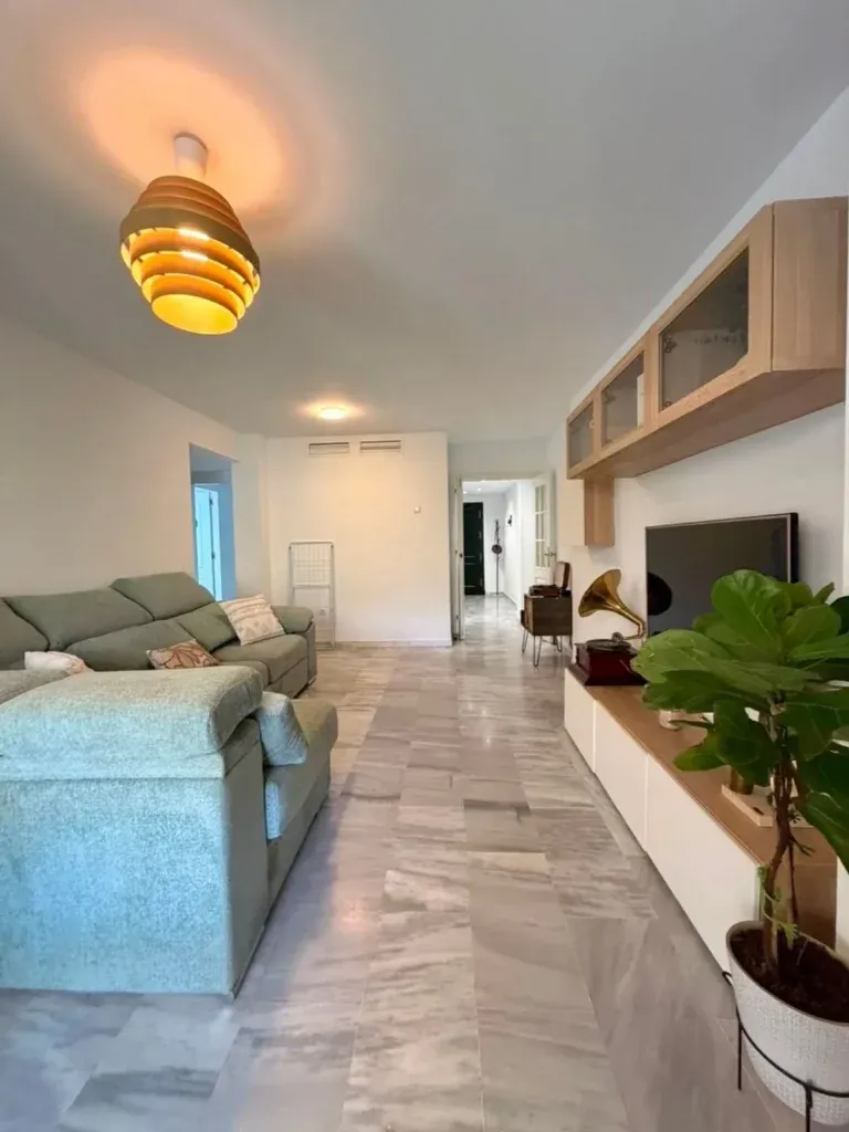 Apartamento con jardín privado, garaje y piscina en Riviera del Sol, Mijas