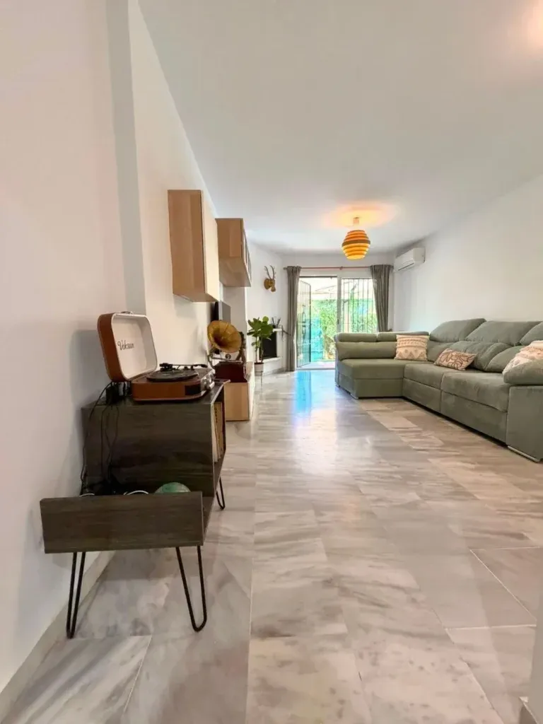 Apartamento con jardín privado, garaje y piscina en Riviera del Sol, Mijas